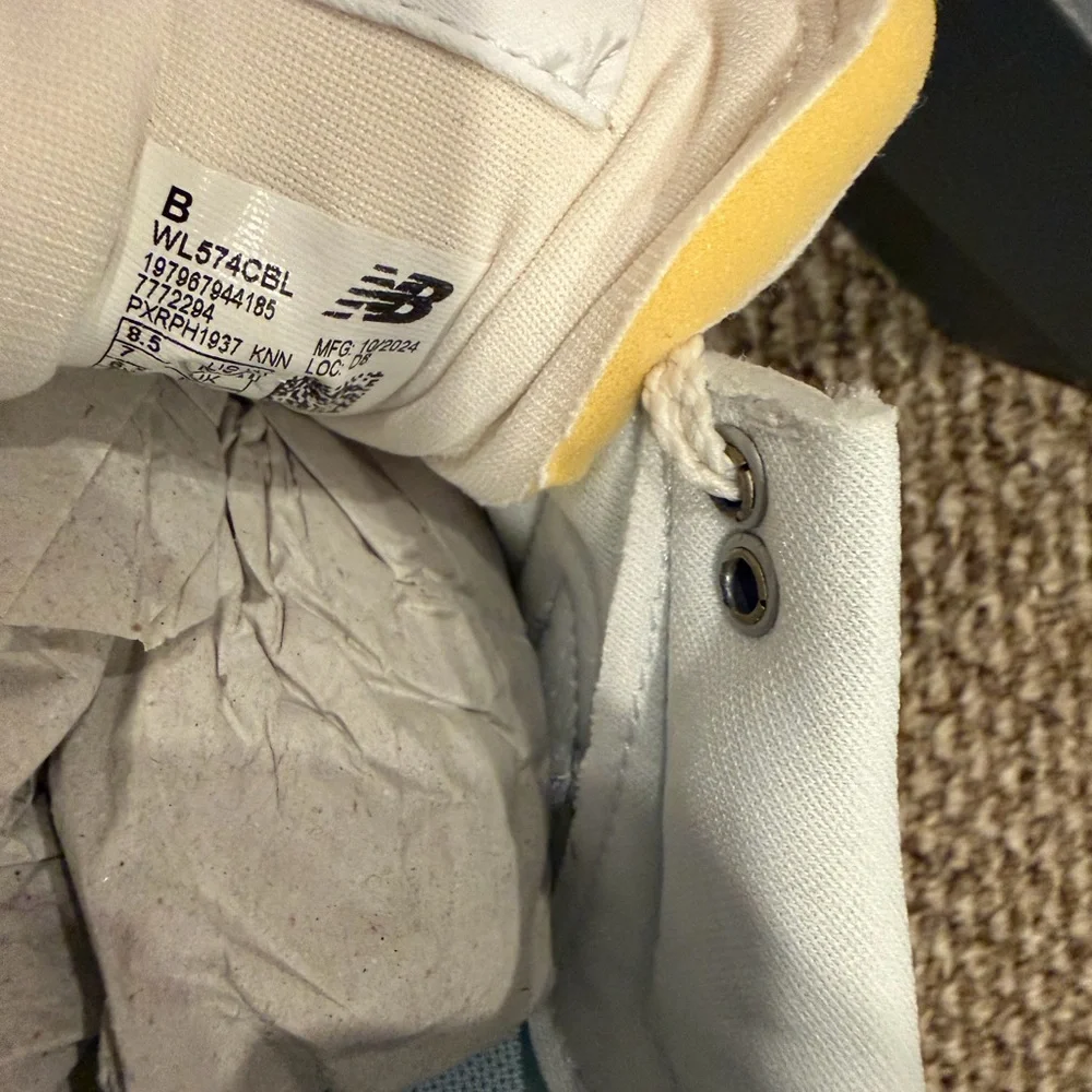 New Balance Beige and Violet Blue Classics Women’s Sneakers (8.5) Like New - Picture 11 of 13